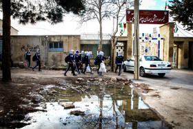 دختران فوتبالی در حال عزیمت به ورزشگاه تختی ایلام ،محل مسابقه هستند.